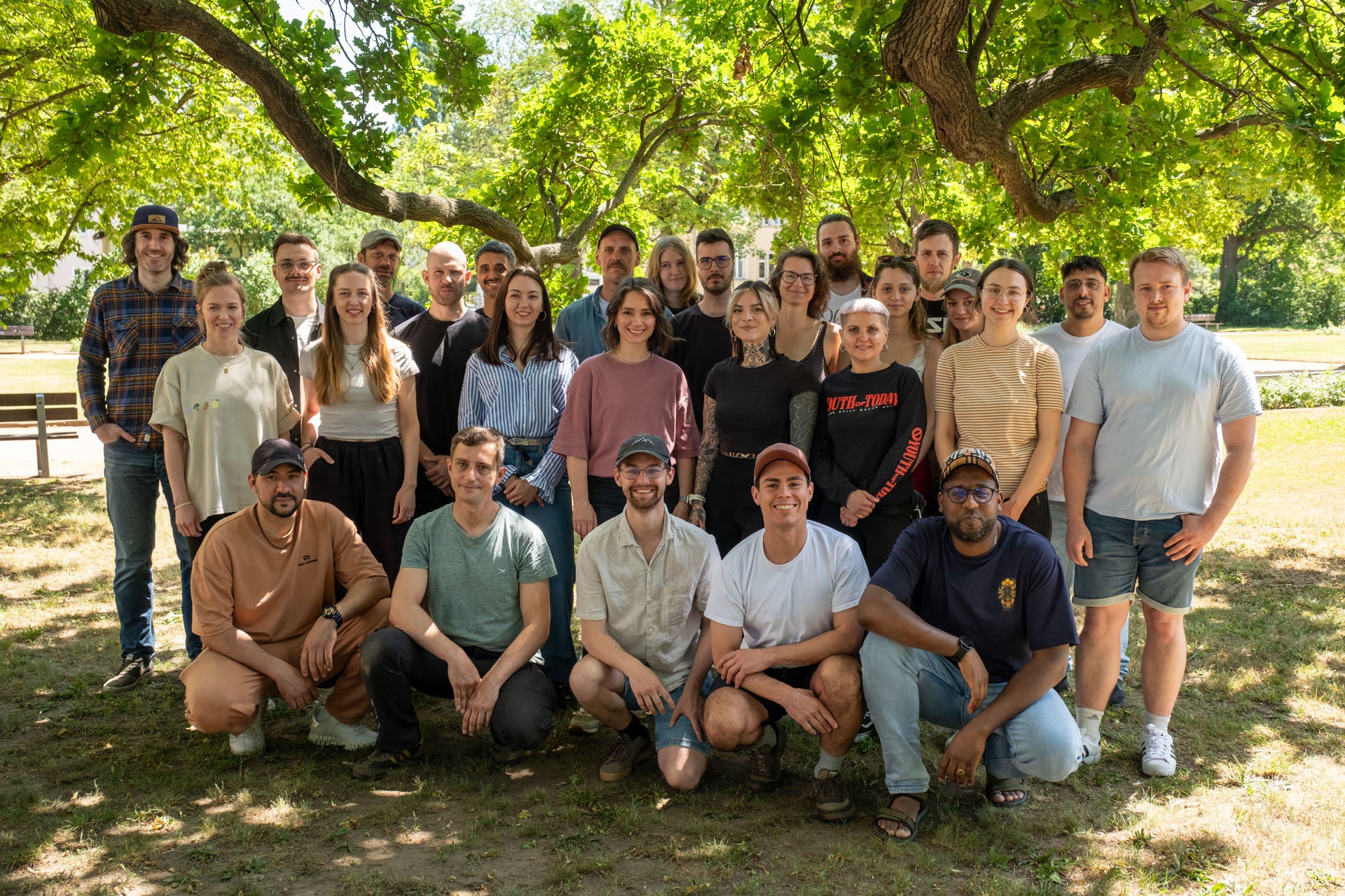 Gruppenfoto des Teams von Die Vegane Fleischerei unter einem Baum im Park