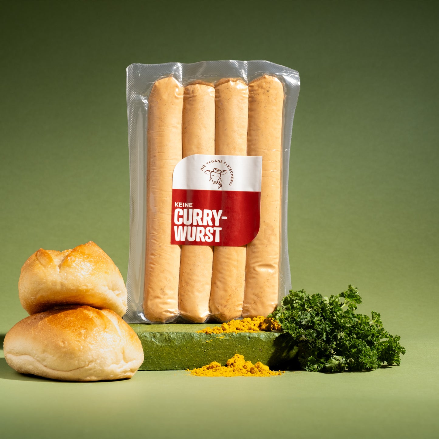 Vegane Currywurst im Beutel, proteinreich, mit Brötchen und frischem Petersilie auf grünem Hintergrund
