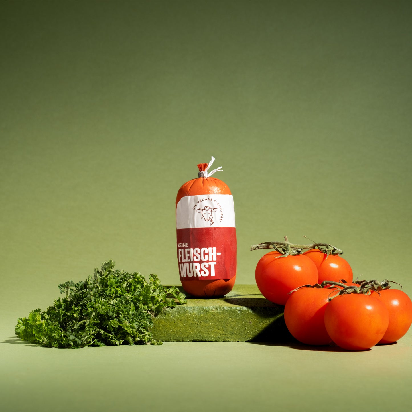 Vegane Fleischwurst mit frischen Tomaten und Petersilie, proteinreich und 100% pflanzlich