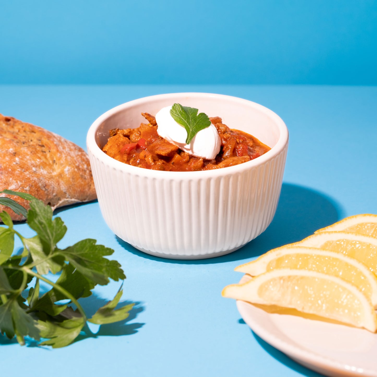 gulasch angerichtet mit beilagen