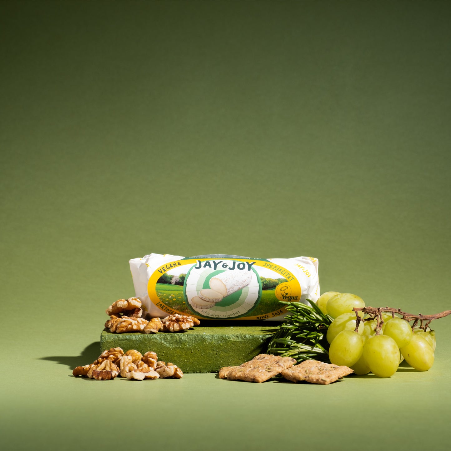 Vegane Käse-Spezialität von Jay & Joy mit Walnüssen, Trauben und Kräckern, proteinreich und 100% pflanzlich
