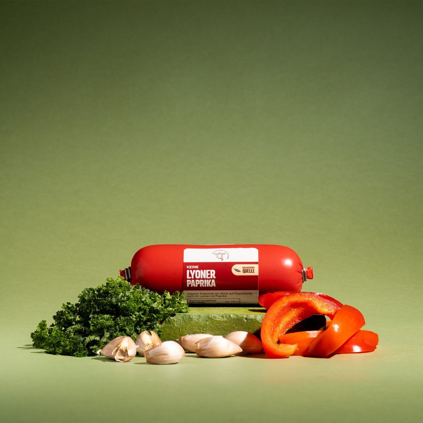 Vegane Lyoner Paprika Wurst mit frischem Petersilie, Knoblauch und roter Paprika, proteinreich und 100% pflanzlich