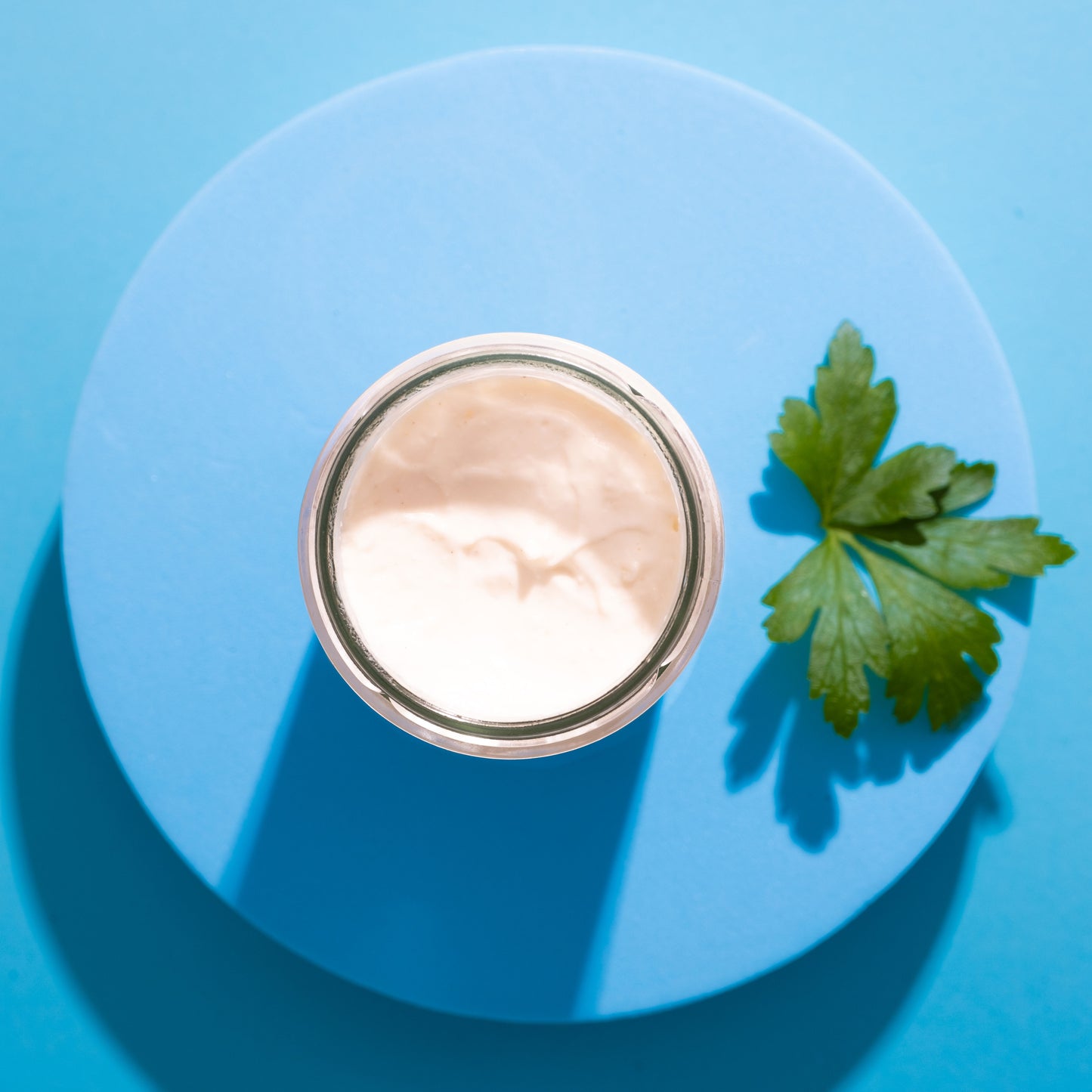 mayo im glas von oben