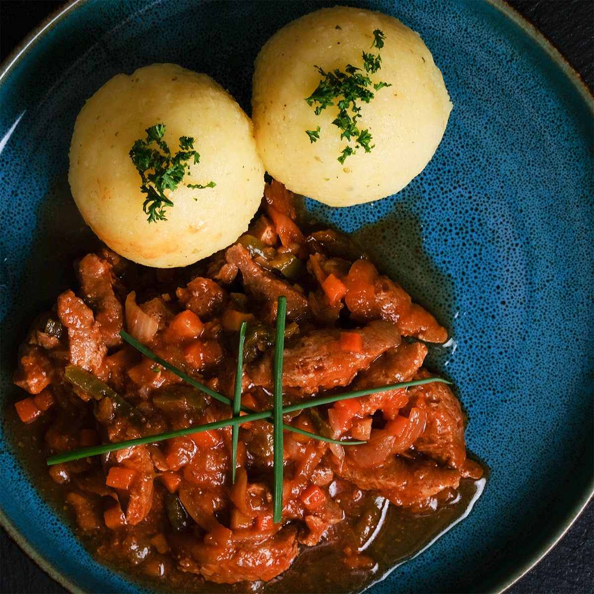 Veganes Gulasch. Klöße sind im Paket nicht enthalten.
