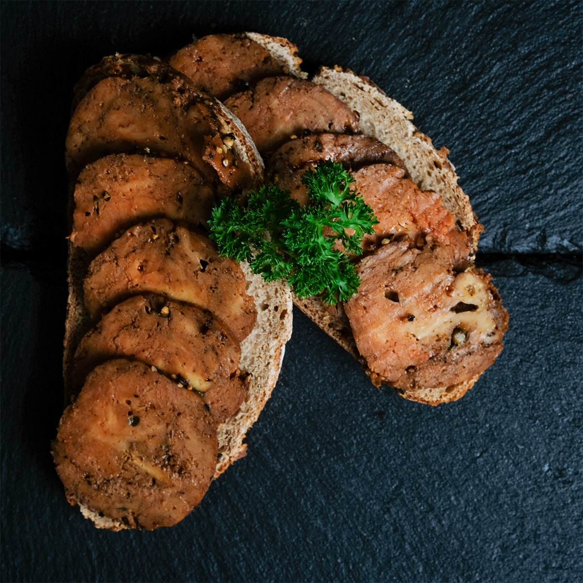 Pfeffersalami angerichtet auf Brot