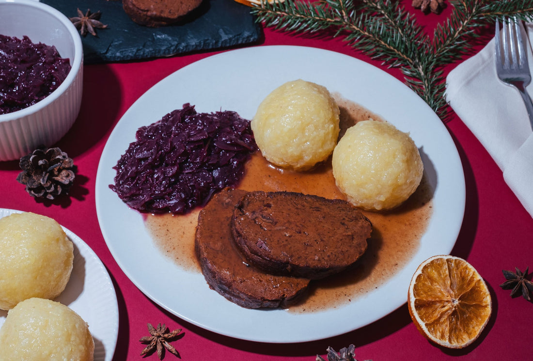 Weihnachtsbraten mit Klößen und Rotkraut