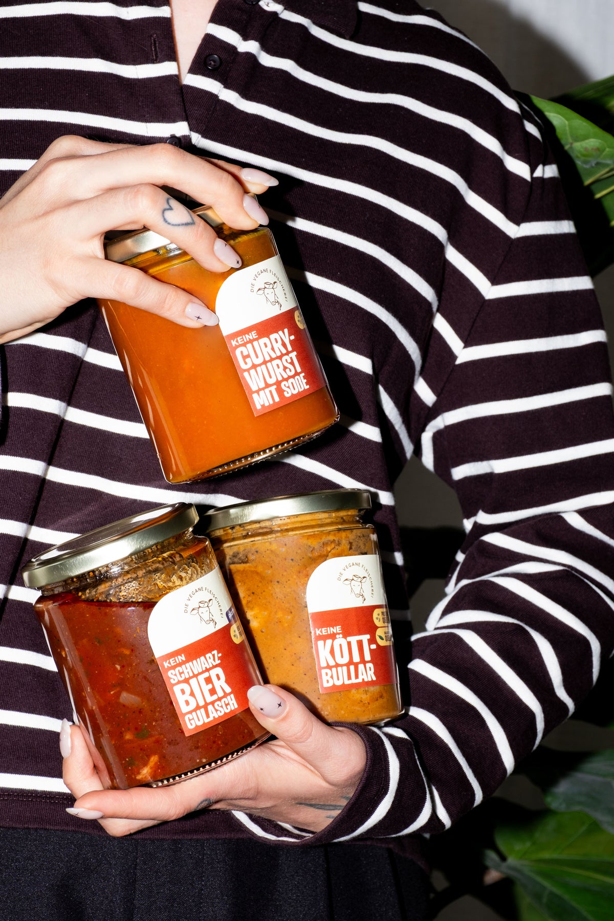 Person hält drei Gläser: „Keine Currywurst mit Soße“, „Kein Schwarzbiergulasch“ und „Keine Köttbullar“