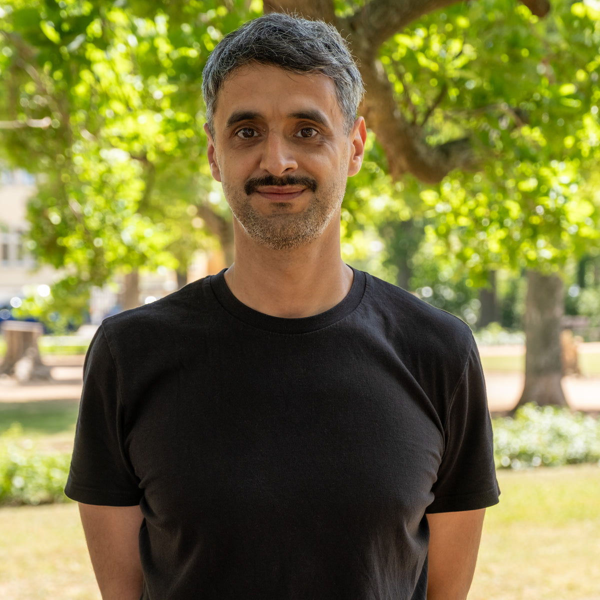 Dani aus der Logistik, im Park in schwarzem T-Shirt