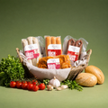 Weidenkorb mit „Keine Bratwurst“, „Keine Bockwurst“, „Keine Salami-Sticks“ und „Keine BBQ-Medaillons“, daneben Salat, Tomaten, Knoblauch und Brötchen