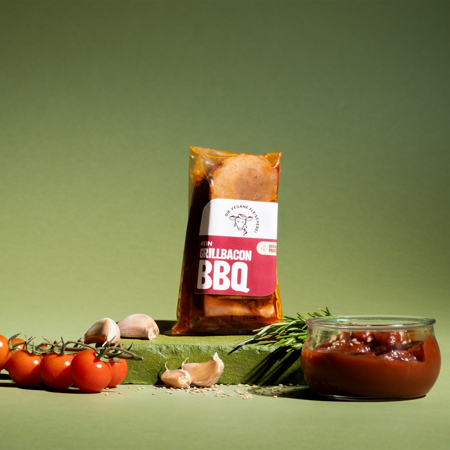Vegane Grillbacon BBQ in Verpackung mit Tomaten, Knoblauch und BBQ-Sauce, proteinreich & 100% pflanzlich