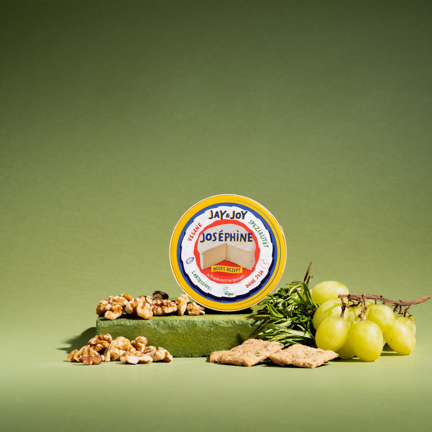 Vegane Käsealternative Josèphine von Jay & Joy mit Walnüssen, Trauben und Kräckern – proteinreich, 100% pflanzlich