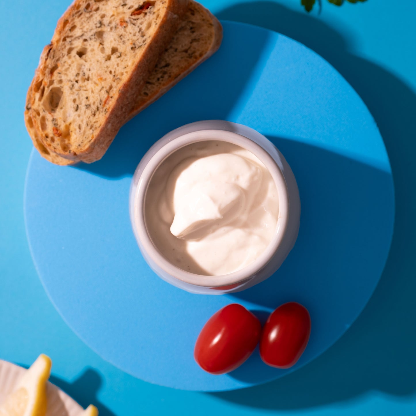 mayo in dipschüssel mit brot & cherrytomaten
