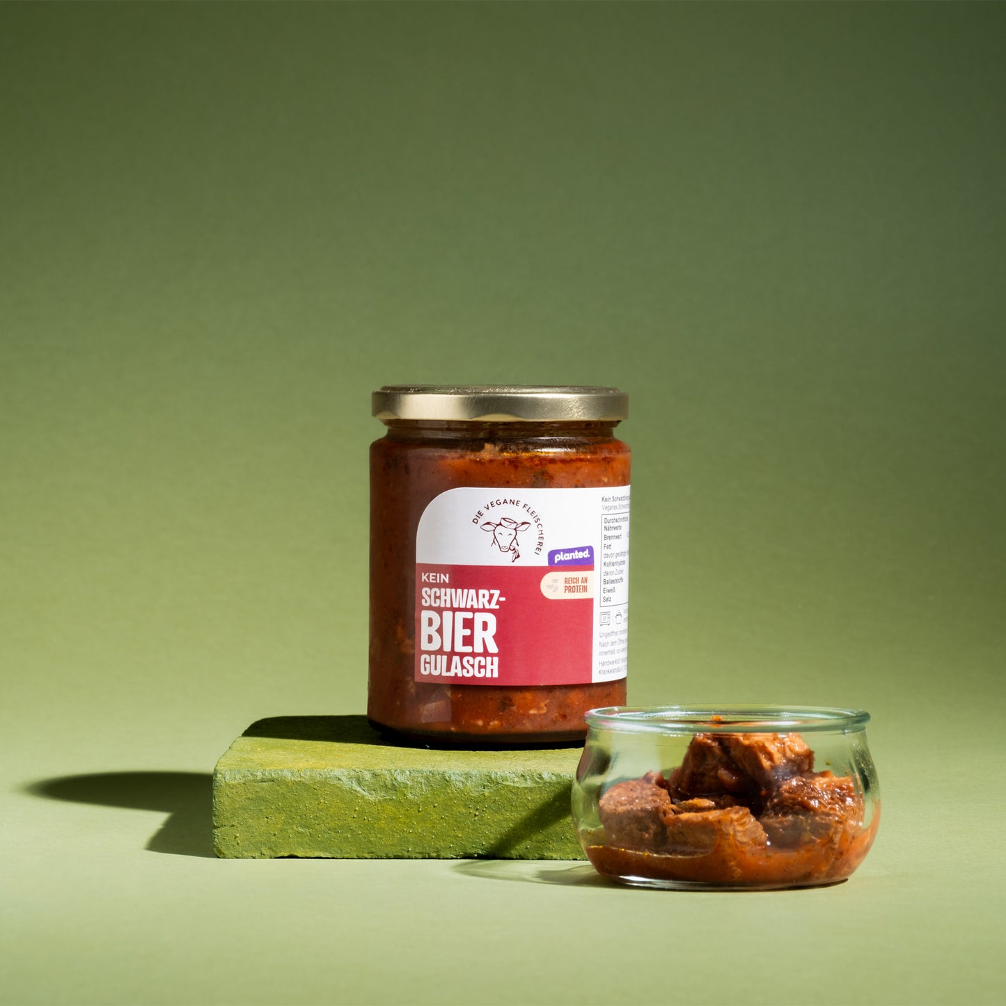 Veganes Schwarzbier-Gulasch in Glas, proteinreich und 100% pflanzlich, serviert mit würzigem Sauce