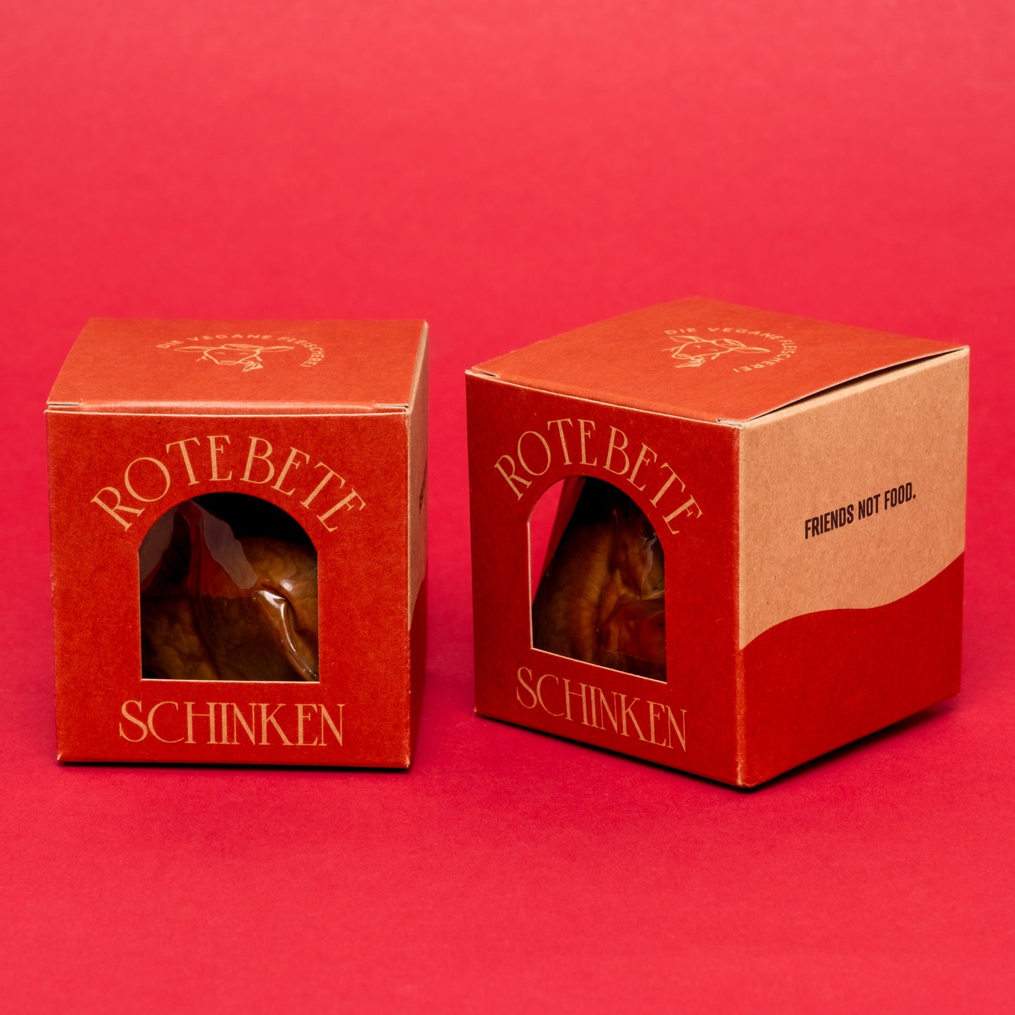 Rote Box mit veganem Rote-Bete-Schinken auf rotem Hintergrund.