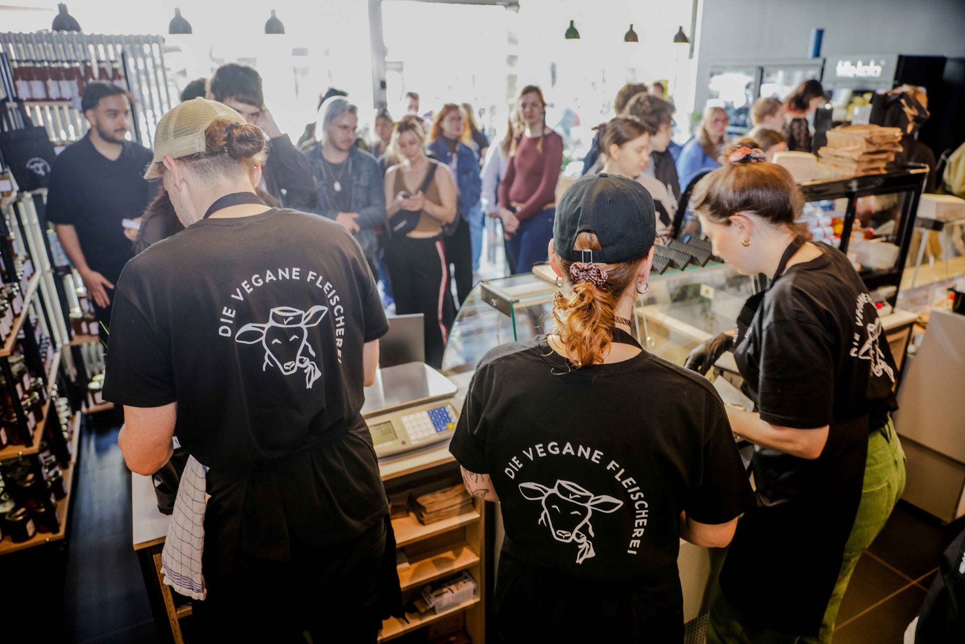 Gut besuchte Vegane Fleischerei Mainz mit Kundenschlange, Mitarbeitenden und veganer Frischetheke