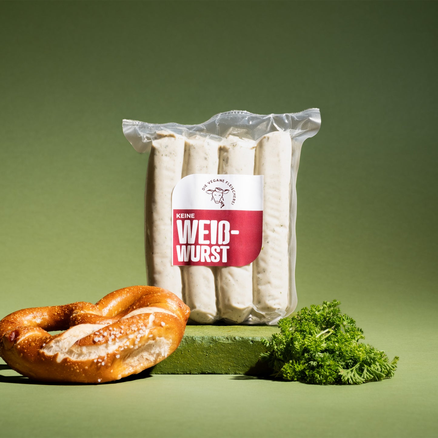 Vegane Weißwurst mit Laugenbrezel und Petersilie – proteinreich & 100% pflanzlich